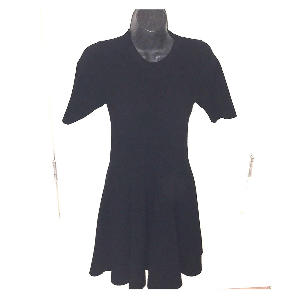 - Verty black short sleeve dress M knit fit & flare